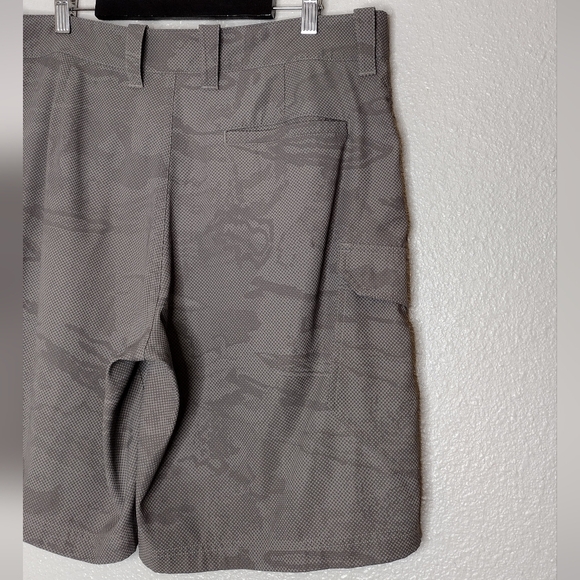 Under Armour Gray Camo Loose Fit Classic Athletic Golf Cargo Shorts Sz 34 - Picture 8 of 15